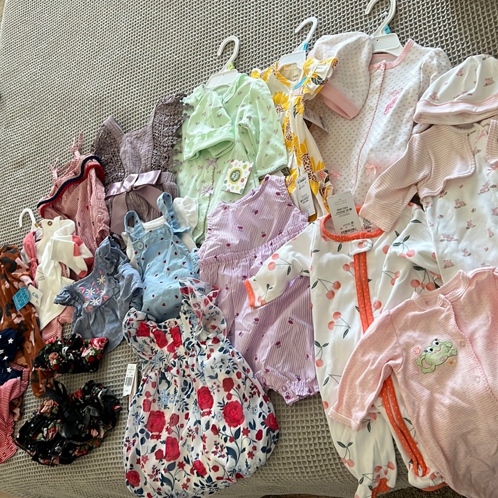 16 NEW baby girl outfits—size newborn-6 months